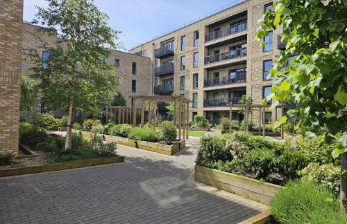 Luxury 1-Bed Apartment with balcony & Free parking - Photo 2