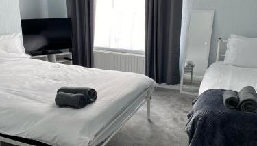 ML Short Stays - 3 Bedroom House Near BAE - Photo 4