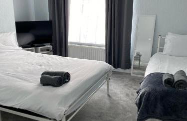ML Short Stays - 3 Bedroom House Near BAE - Photo 4