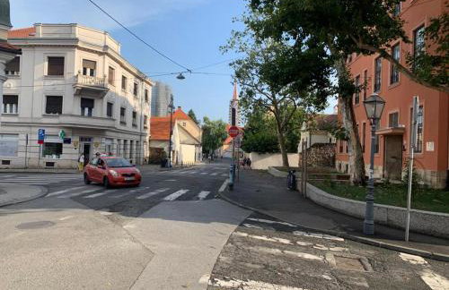 Centrally Chic Studio - Photo 22