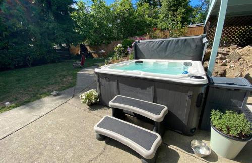 Basement Apartment w/ Hot Tub & Bombshelter! - Foto 22