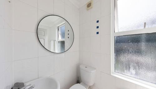 Modern King Bed WiFi Kitchen Perfect for Long Stay - Foto 2