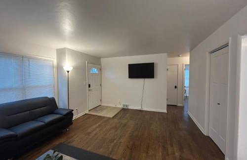 Spacious 3 Bedroom Home with Game Room and Parking - Foto 7