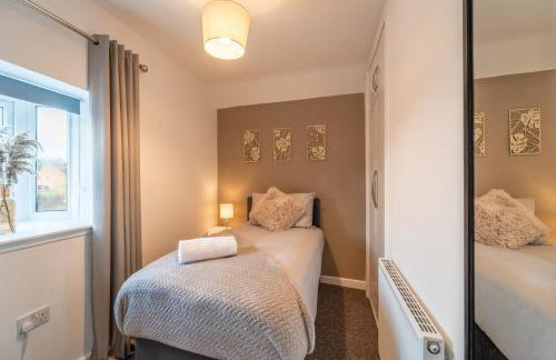 Cosy 3-Bed House With Parking, 5 Mins to QE & Uni - Photo 9