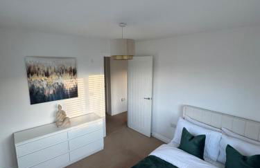 Modern & Spacious 3-Bedroom Home in Dartford, Ideal for Families, Groups and Contractors - Photo 1