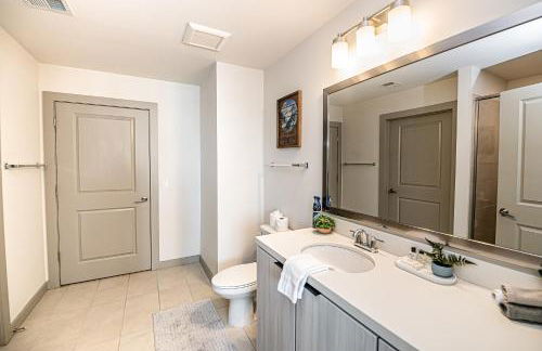 2BR Uptown Furnished Apartment near Truist Fields apts - Foto 14