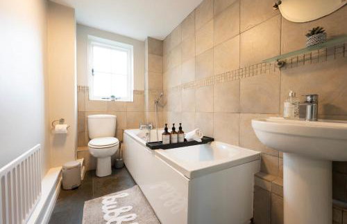 Charming 3BR Cottage Sleeps 8 - 15 Mins to Centre - Foto 5