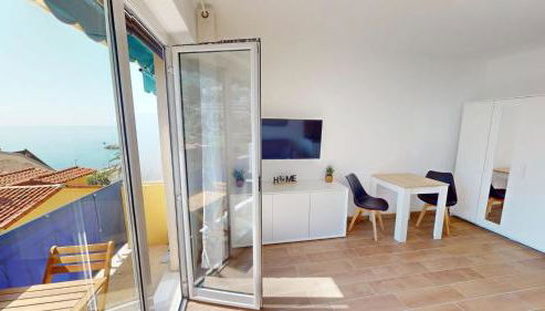 55E - Superbe studio climatisé entièrement rénové au 5ème et dernier étage sur le bord de Mer de Menton - Foto 4