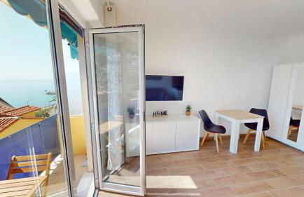 55E - Superbe studio climatisé entièrement rénové au 5ème et dernier étage sur le bord de Mer de Menton - Photo 4