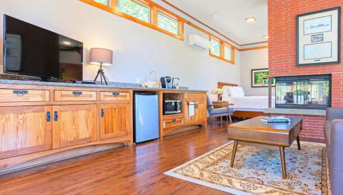 Frank Lloyd Wright-Style Cabin Rental with a Private Hot Tub near Dallas, Texas - Photo 3