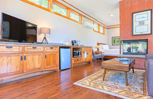 Frank Lloyd Wright-Style Cabin Rental with a Private Hot Tub near Dallas, Texas - Photo 3