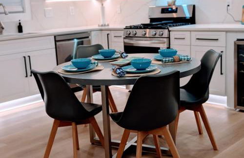 Custom Design Kitchen King Beds Laundry Large TVs - Foto 10