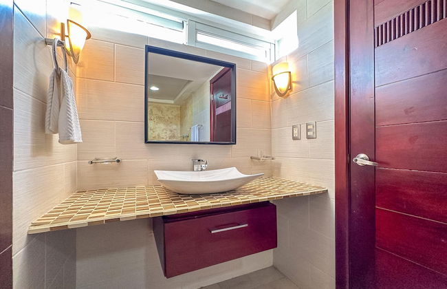 Incredible 3 BR Penthouse w BBQ Jacuzzi - Photo 20