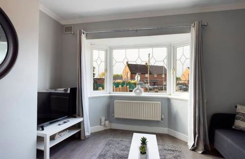 Stunning Family Home with Comfortable Surroundings by Our Home Short Stays ideally situated within Greater Manchester - Photo 1