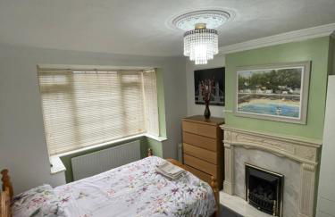 Lovely 4 bed house with patio & bbq - Photo 1