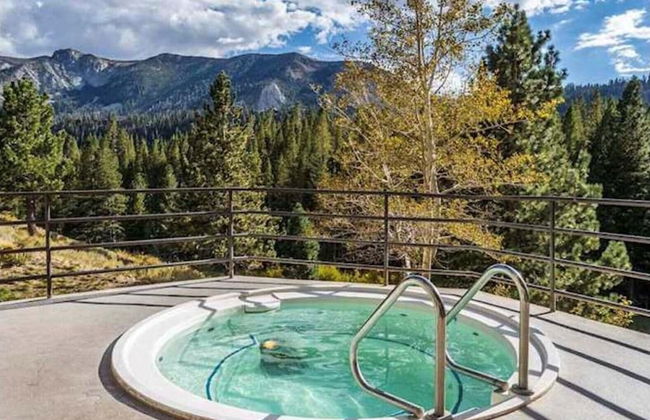 Inviting Mountain Retreat Steps From Ski Lifts! - Foto 40