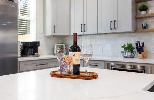 Bancroft Bungalow - Hot Tub, Fire Pit - Near Uptown - Foto 51