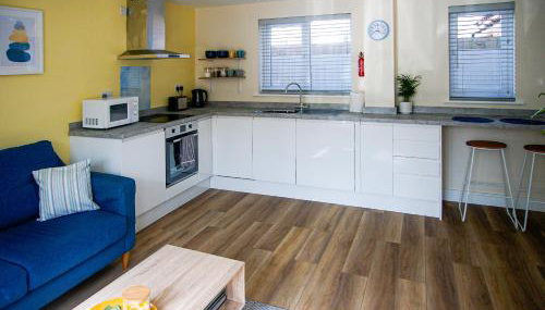 Walking distance to hospital and town with free off-road parking - Foto 2