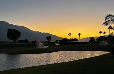 Luxe Palm Springs Villa- Sunset Oasis Private Heated Pool & Spa on Golfcourse - Foto 49