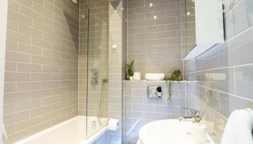 A beautiful Two Bedroom Flat with Garden & Parking - Foto 5, towels, Shower