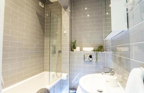 A beautiful Two Bedroom Flat with Garden & Parking - Photo 5