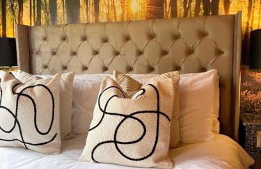 Otter 1 - Private Hot Tub - Bali Inspired Lodge - Bath - Longleat - Wiltshire - Photo 51