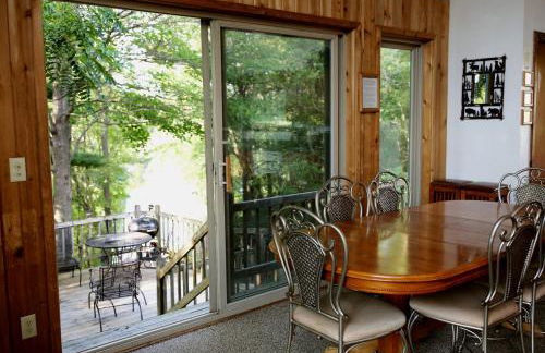 Lakefront Vacation Rental with a Deck and Hot Tub near Wisconsin Dells - Foto 11