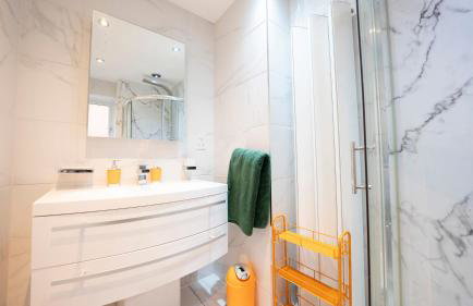 Stylish 4-Bed House in Arley - Photo 5