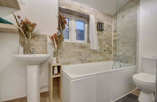 Southsea 4BR Getaway with Private Yard - Foto 17