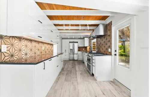 Blue Lagoon Hideaway 3BR Coastal Chic Retreat - Photo 26