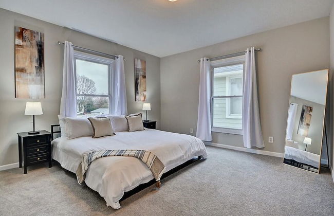 Spacious 6BR/3BA House w/ Parking! Sleeps 20! - Foto 14