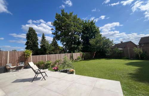 Modern Luxury Home with Spacious Garden close to Warner Bros Studio - Foto 10