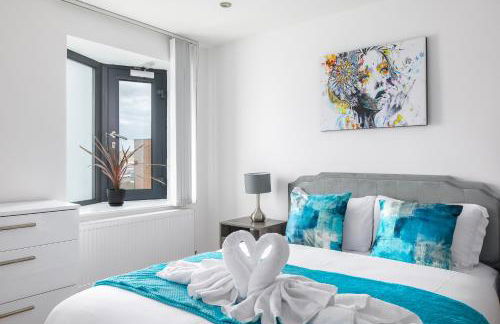 Modern Top-Floor 2-Bedroom, 2-Bathroom Apartment with Lift & a Private Balcony, Sleeps 6 - Foto 17