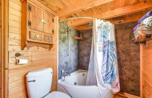 Bellevue Log Cabin with Gas Grill and Creek Access - Foto 11