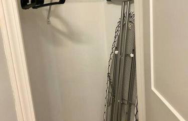 Charming Farmhouse Retreat near Downtown & University Modern Amenities, Fireplace & Porch! - Foto 13