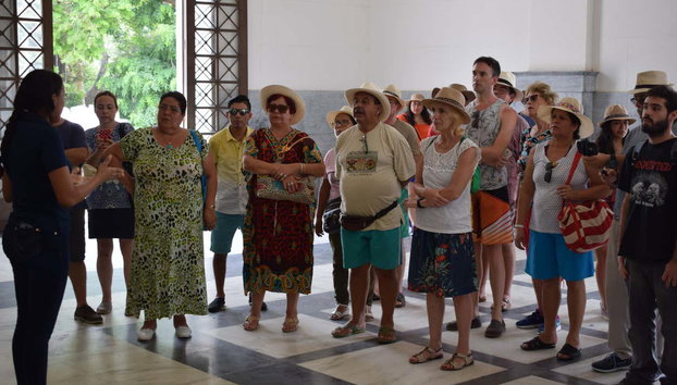 Excursión a Santa Marta y Barranquilla - Foto 2, Escuchando las indicaciones de la guía