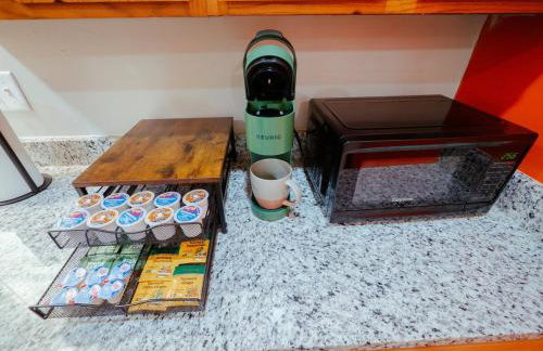 The Orange Lounge - 8 min to KU & Mass - Photo 15