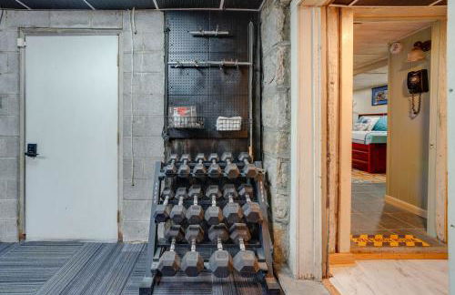 Beckley Studio with Private Hot Tub and Home Gym! - Foto 16