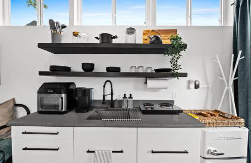 Spacious and Bright with Deck Walkable to 6th St - Foto 8