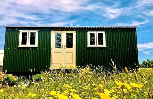 The Old Post Office - Luxurious Shepherds Hut 'Far From the Madding Crowd' based in rural Dorset. - Photo 1