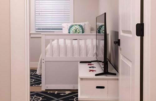 Renovated & Sophisticated Home Near Beach & Shops! - Photo 11