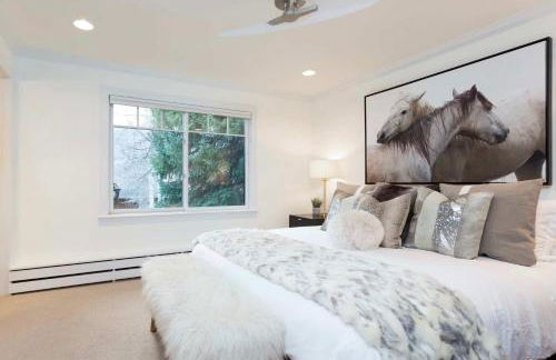 Updated 3BR, 3BA with Pool - Steps to Town - Foto 12