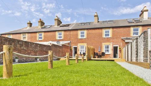 COASTGUARD COTTAGES by BOURNECOAST - A Charming Victorian Holiday Home with SEA VIEWS, HOT TUB and Garden - HB6098 - Foto 3, Garden