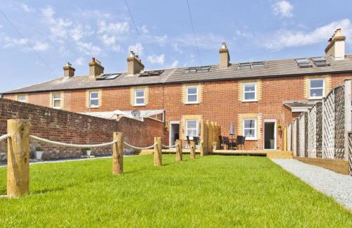 COASTGUARD COTTAGES by BOURNECOAST - A Charming Victorian Holiday Home with SEA VIEWS, HOT TUB and Garden - HB6098 - Foto 3