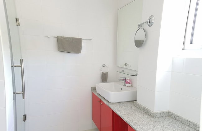 Beachside 3-bedroom Townhouse w Private Pool at 70 Meters From Beach - Photo 8