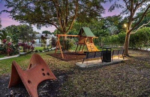 8BR Gem With Pool, Lake View & Tons of Amenities! - Foto 160