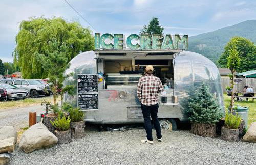 Daffodil Cottage in Downtown Packwood, WIFI, BBQ, Firepit, Smores - Foto 2