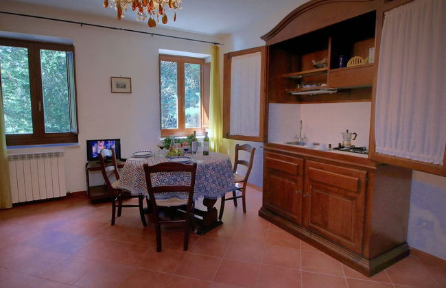 Stunning Farmhouse with Swimming Pool & Hot Tub in Umbria - Photo 7