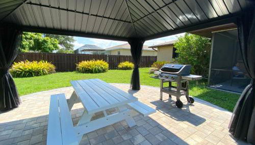 Cozy Coral Cottage with Tiki Hut, Mini Golf, Arcade and Grill - Foto 5, Garden, Garden view
