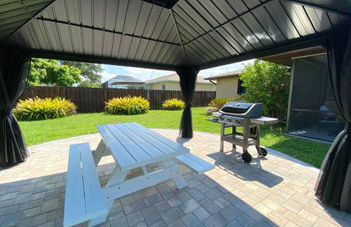 Cozy Coral Cottage with Tiki Hut, Mini Golf, Arcade and Grill - Foto 5